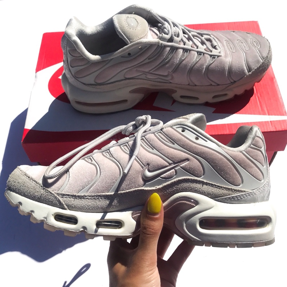 Nike Air Max Plus tn LX Velvet Sneakers